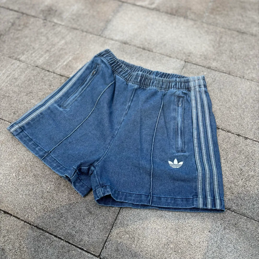 𝟬𝟱𝟰𝟳#Exclusive real shot/difference between various stolen pictures and online picture versions on the market [𝗔𝗱𝗶𝗱𝗮𝘀Adidas Song Yuqi Same Style Clover American Trendy Denim Shorts] ✅Full set of 1:1 customized accessories ➕Customized three-label ➕𝗬𝘂𝗮𝗻 version hang tag ➕𝗹𝗼𝗴𝗼 packaging bag🔥 ➕Scan the tag to enter the official website. ✅Top Original version, ins Xiaohongshu Dewu Kuaishou and many bloggers wear it. ✅Washed denim + three-stripe design, the clover logo is super recognizable✨. Loose fit, comfortable to wear and Breathable, suitable for summer commuting, leisure, and sports! With Versatile attributes, it can be worn casually and easily switch between street or vacation styles. It is a must-have item in your summer wardrobe! Color: Blue Size: xs-x L